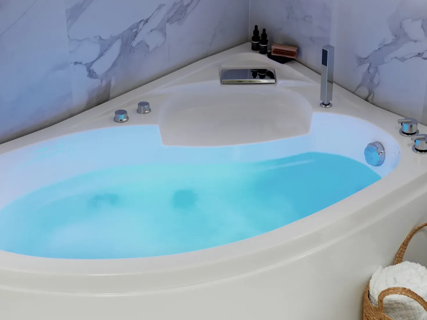 Vasca idromassaggio angolare con LED NEIVA Lato Sinistro 150 x 100 cm Bianco